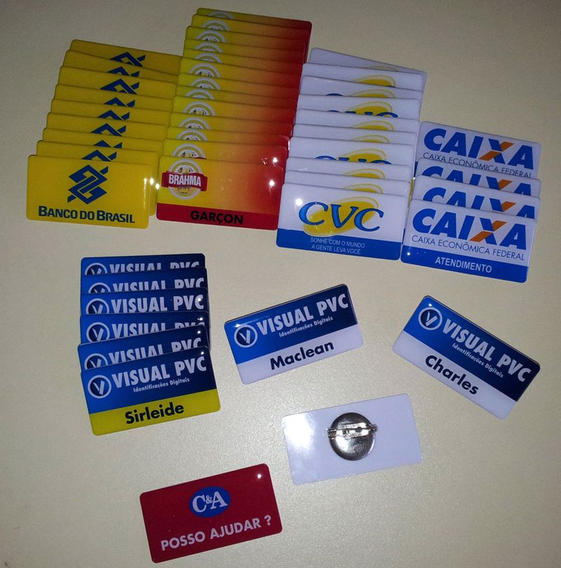 Brindes Personalizados para a sua empresa — Botton em PVC Retangular 65x40mm com Alfineta