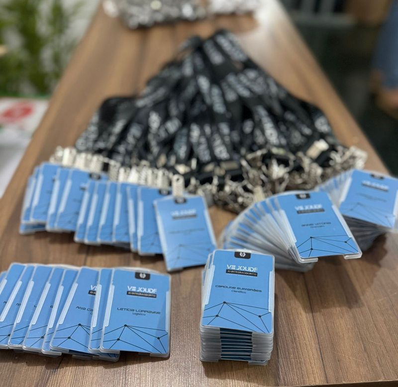 Kits Personalizados para a sua empresa — Kit 10 Crachás + Cordões 25mm + Protetores + Arte — Marca Grande